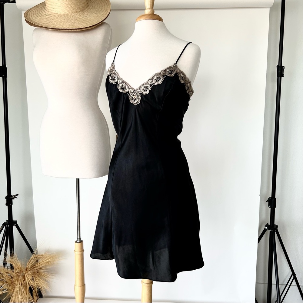 SOLD ❌ VINTAGE BLACK NIGHTDRESS WITH SCALLOP TRIM - Picture 6 of 8